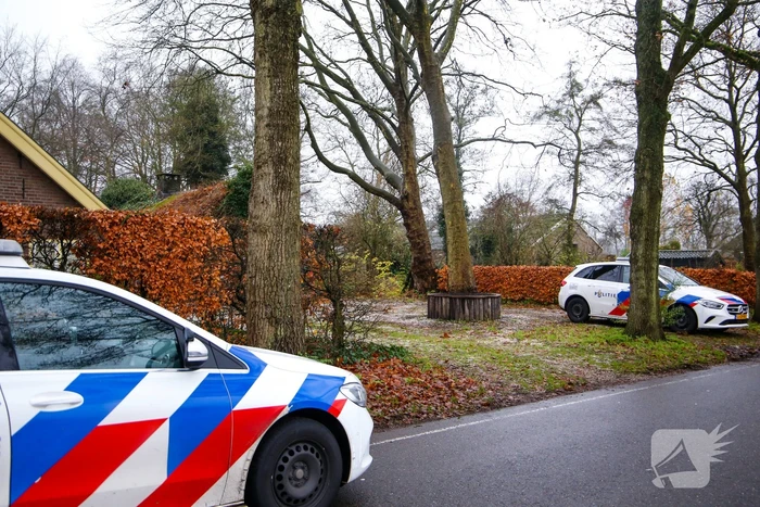 Overleden persoon aangetroffen, politie doet onderzoek