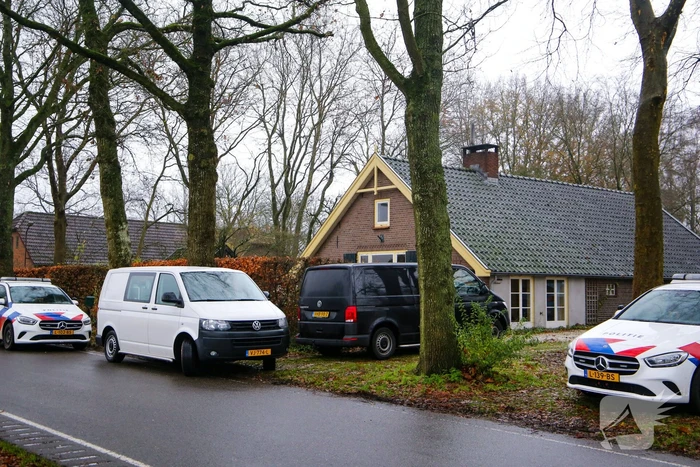 Overleden persoon aangetroffen, politie doet onderzoek