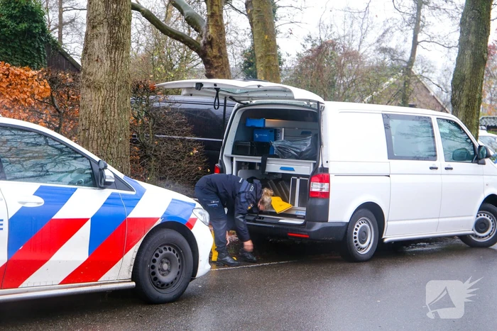 Overleden persoon aangetroffen, politie doet onderzoek