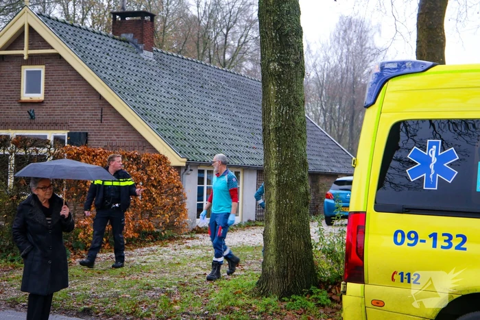 Overleden persoon aangetroffen, politie doet onderzoek