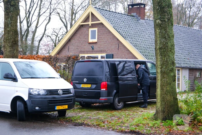Overleden persoon aangetroffen, politie doet onderzoek
