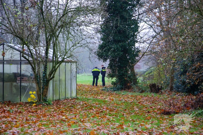 Overleden persoon aangetroffen, politie doet onderzoek