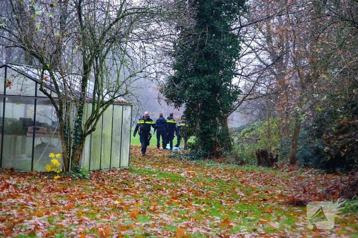 Overleden persoon aangetroffen, politie doet onderzoek