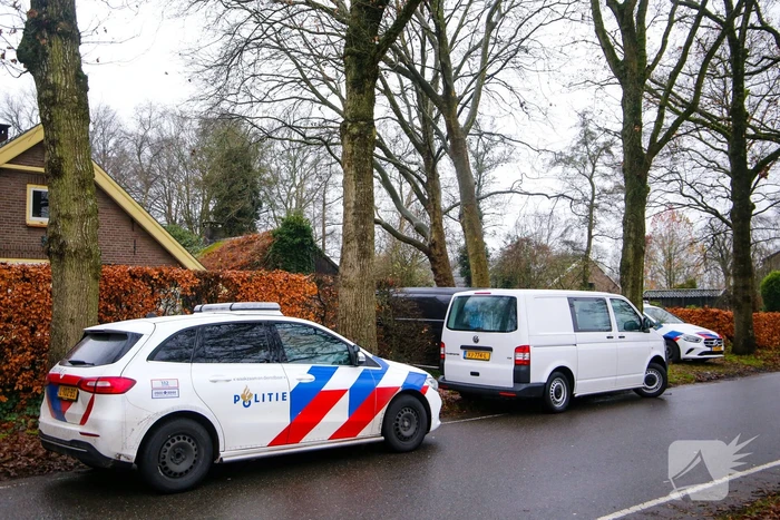 Overleden persoon aangetroffen, politie doet onderzoek