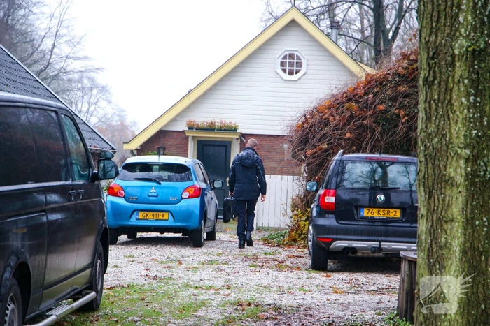 Overleden persoon aangetroffen, politie doet onderzoek