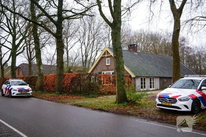 Overleden persoon aangetroffen, politie doet onderzoek