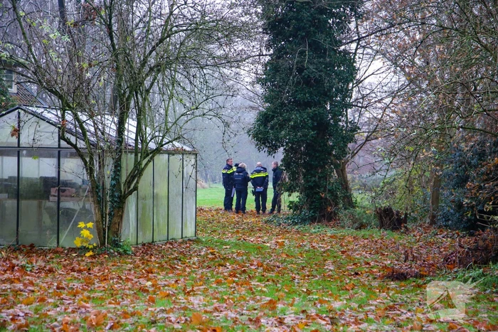 Overleden persoon aangetroffen, politie doet onderzoek