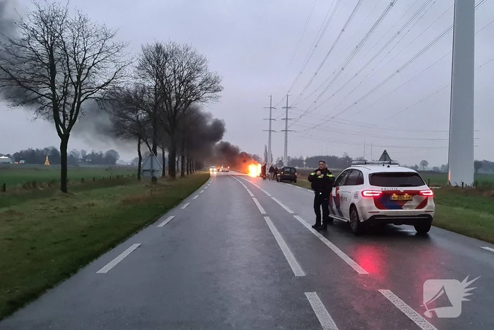 Bestelbus volledig uitgebrand