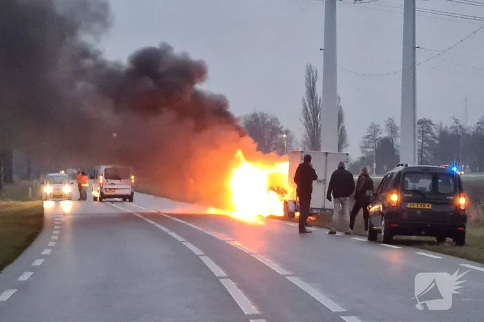 Bestelbus volledig uitgebrand