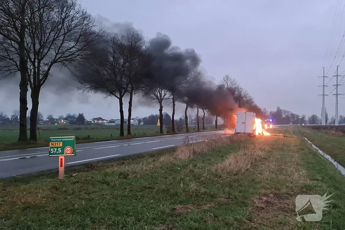 Bestelbus volledig uitgebrand