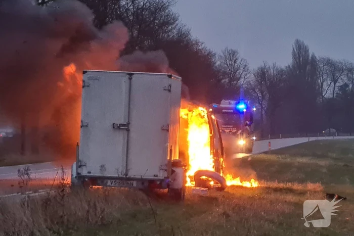 Bestelbus volledig uitgebrand