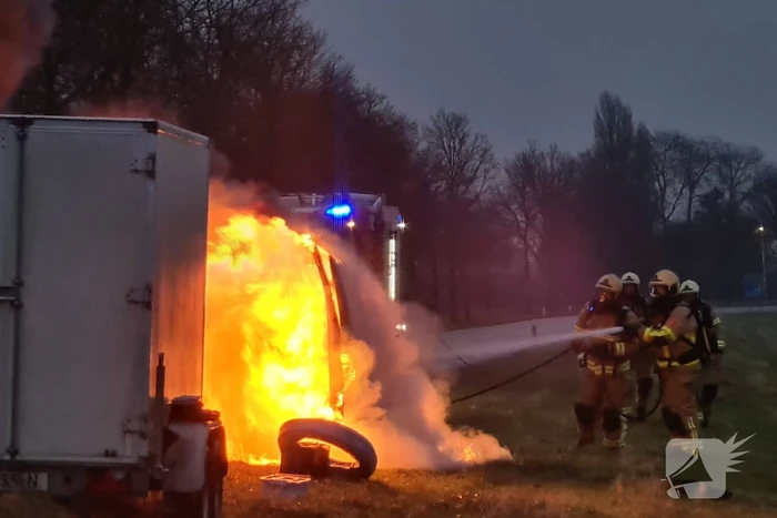 Bestelbus volledig uitgebrand