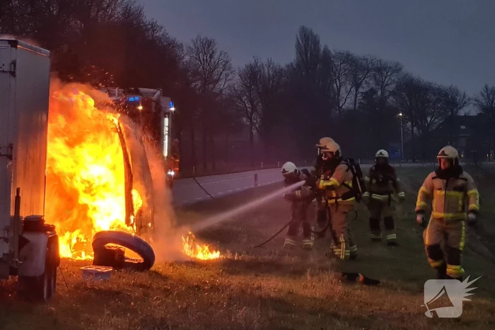 Bestelbus volledig uitgebrand