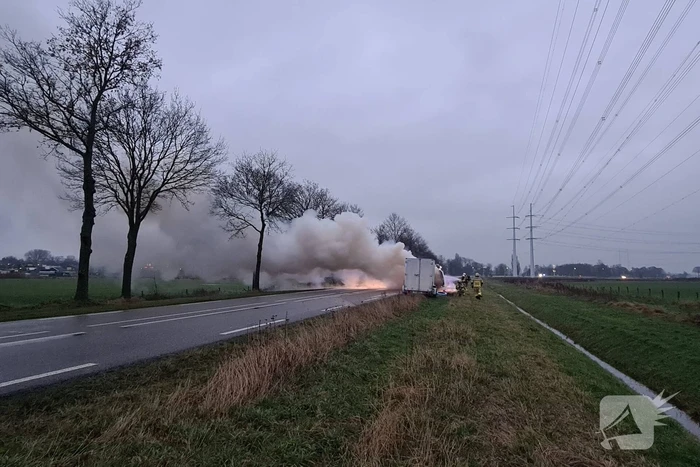 Bestelbus volledig uitgebrand