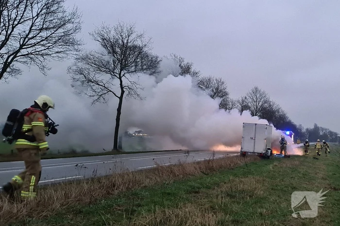 Bestelbus volledig uitgebrand