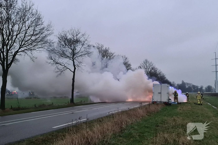 Bestelbus volledig uitgebrand