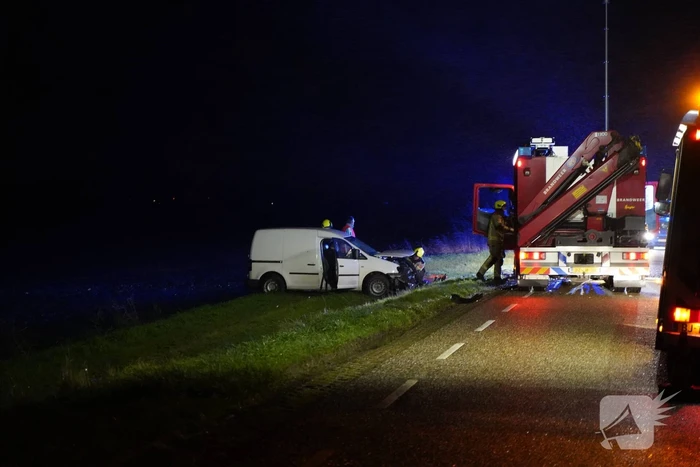 Flinke schade door botsing tussen bestelbus en personenauto