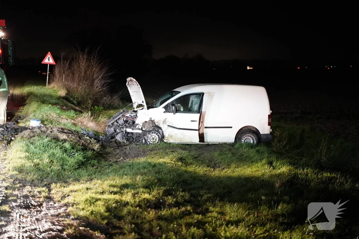 Flinke schade door botsing tussen bestelbus en personenauto