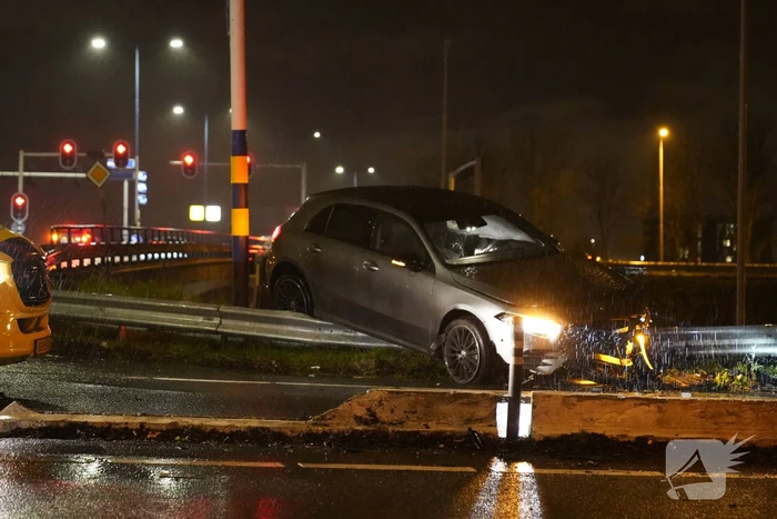 Automobilist eindigt op de vangrail