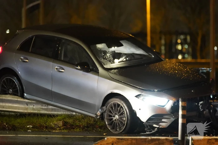 Automobilist eindigt op de vangrail