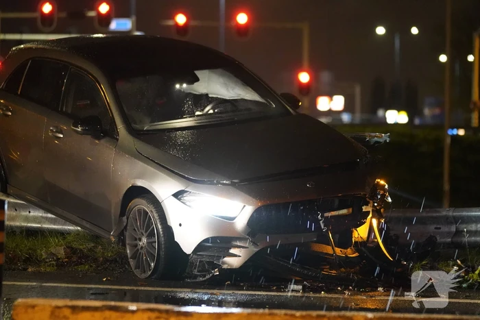 Automobilist eindigt op de vangrail
