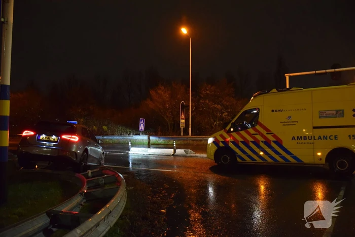 Automobilist eindigt op de vangrail