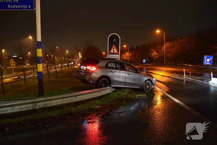 Automobilist eindigt op de vangrail