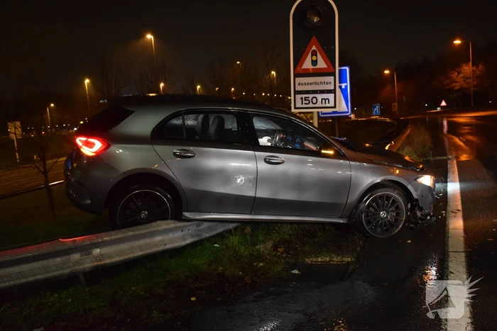 Automobilist eindigt op de vangrail