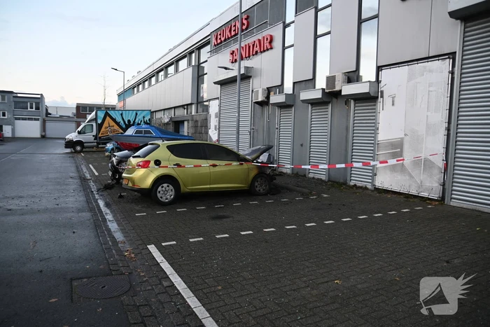 Twee auto's verwoest bij flinke brand