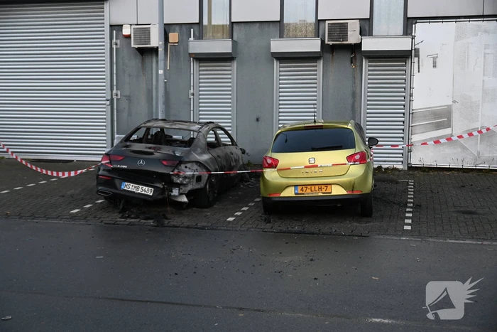 Twee auto's verwoest bij flinke brand