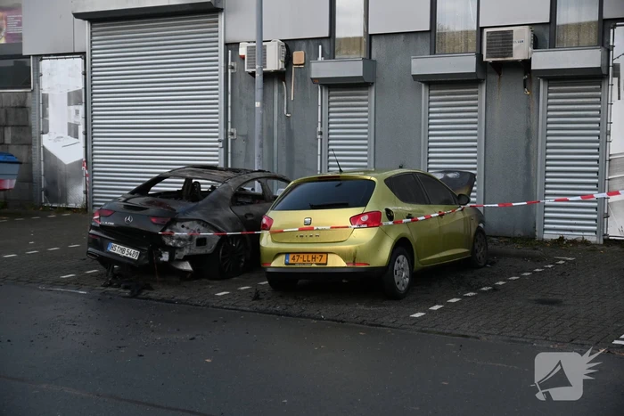 Twee auto's verwoest bij flinke brand