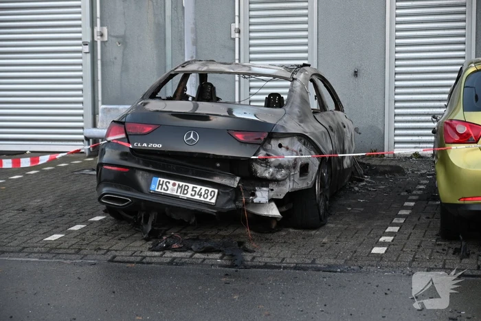 Twee auto's verwoest bij flinke brand