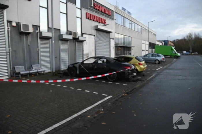Twee auto's verwoest bij flinke brand