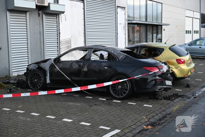 Twee auto's verwoest bij flinke brand