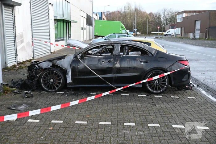 Twee auto's verwoest bij flinke brand
