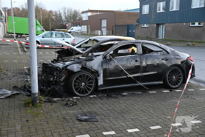 Twee auto's verwoest bij flinke brand