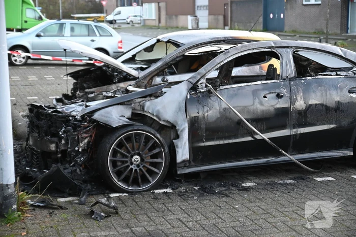 Twee auto's verwoest bij flinke brand