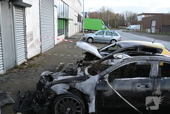 Twee auto's verwoest bij flinke brand