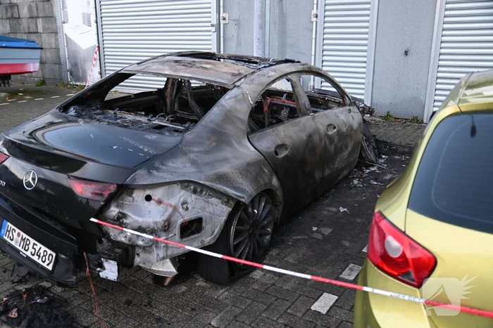 Twee auto's verwoest bij flinke brand