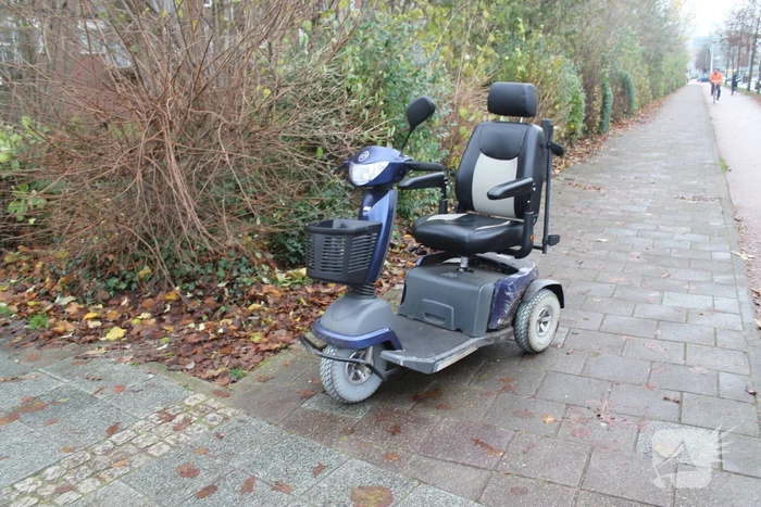 Persoon ten val met scootmobiel