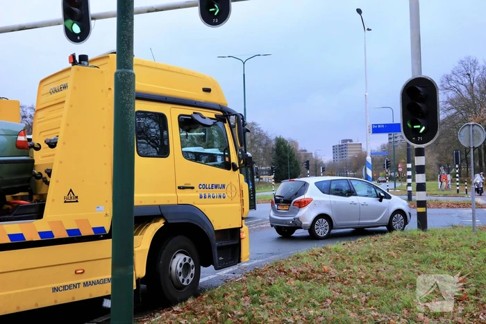 Schade na botsing tussen twee auto's