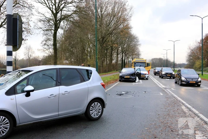 Schade na botsing tussen twee auto's