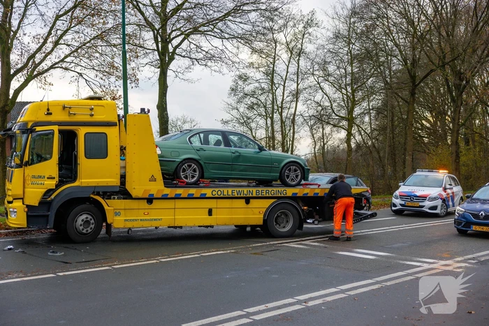 Schade na botsing tussen twee auto's