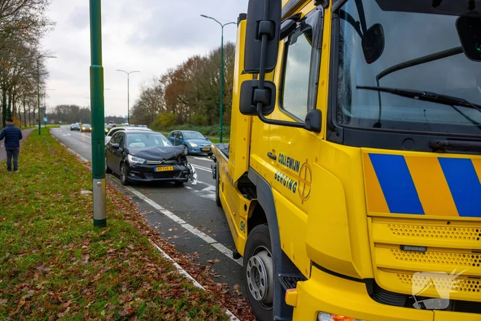 Schade na botsing tussen twee auto's