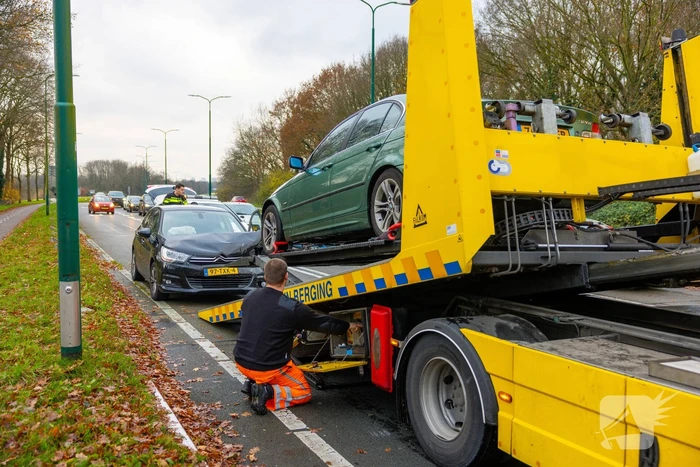Schade na botsing tussen twee auto's