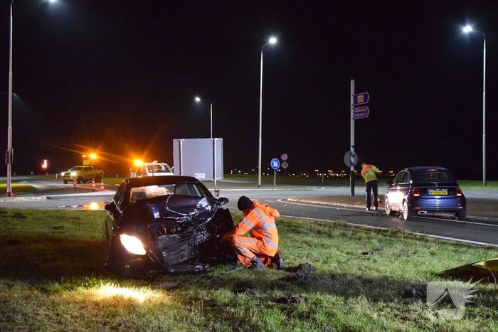 Twee gewonden bij frontale aanrijding
