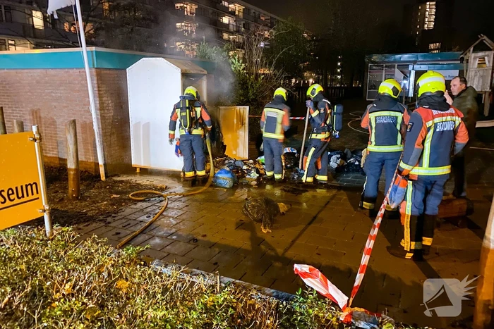 Veel rookontwikkeling door brand in kledingcontainer
