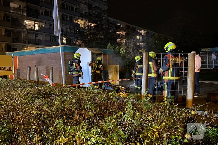 Veel rookontwikkeling door brand in kledingcontainer