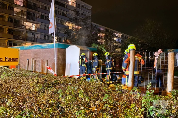 Veel rookontwikkeling door brand in kledingcontainer