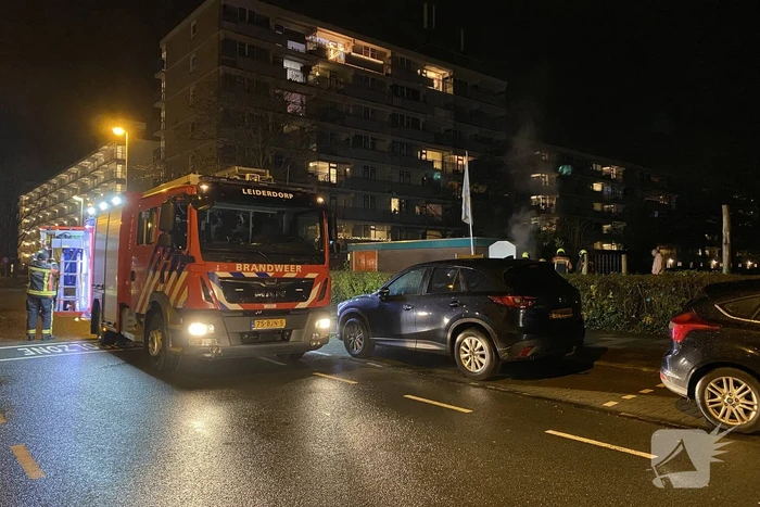 Veel rookontwikkeling door brand in kledingcontainer